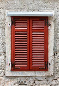 rode luiken van een venster in de historische oude stad van Pula in Kroatië van Heiko Kueverling