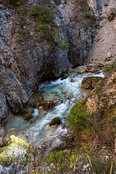 Chute d'eau s'écoulant dans les gorges de Gleiersch près de Scharnitz dans les Alpes autrichiennes. sur Miriam Schwarzfischer Fotografie