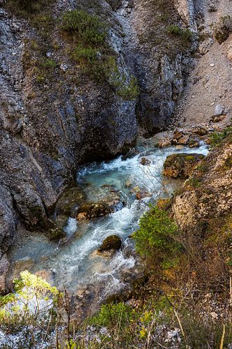 Waterval die door de Gleiersch Klamm bij Scharnitz in de Oostenrijkse Alpen stroomt.
