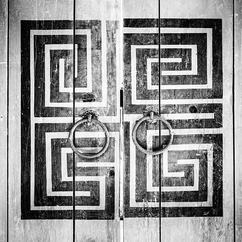 Oude houten deur in de Haeinsa tempel Zuid-Korea