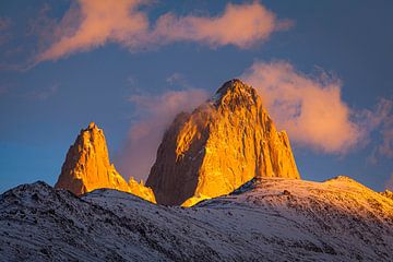 Bergketen met de steile piek van Cerro Fitzroy in Argentijns Patagonië bij zonsopkomt