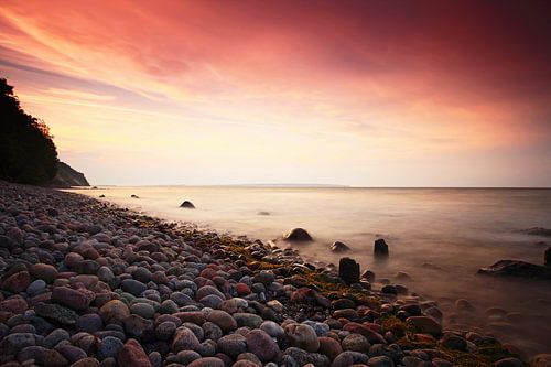 Zonsondergang op het strand van de Oostzee op Rügen