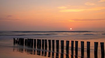 Sonnenuntergang an einem Wellenbrecher auf Ameland, Niederlande von Adelheid Smitt