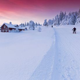 Zonsondergang in Sjusjøen nabij Lillehammer Noorwegen van Rob Kints