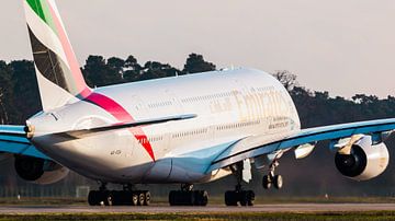 Emirates Airbus op weg naar de warmte  van Dennis Janssen
