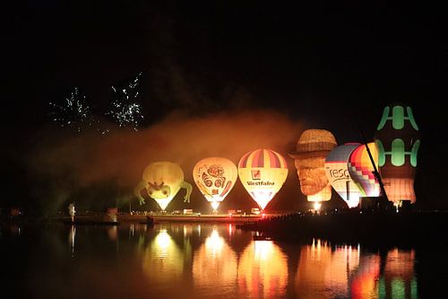 Luchtballonnen met vuurwerkshow