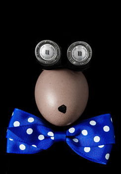 Surrealistische Fantasie Figur von einem Ei, ein Rasierer und eine Querbinder gebildet