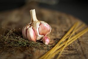 Knoflook, tijm & spaghetti op hout van Miranda van Hulst