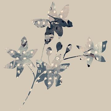 Bloemen in grijs, licht taupe, wit. Wabi- sabi botanische collage. van Dina Dankers