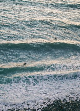 Surfers in Portugal van Gracia Lam