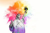 Freiheitsstatue mit bunten Regenbogen Holi Farbe Pulver Explosion isoliert auf weißem Hintergrund