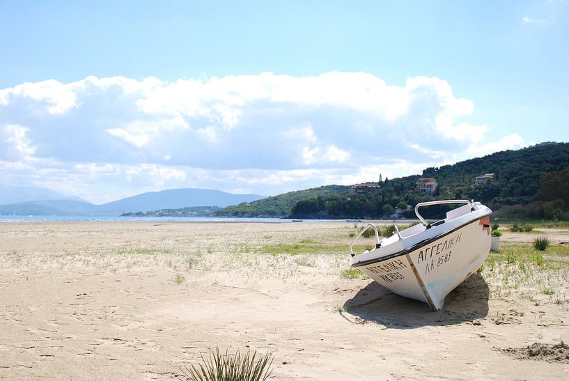Bootje op het strand van Corfu.  von Ingrid Van Maurik