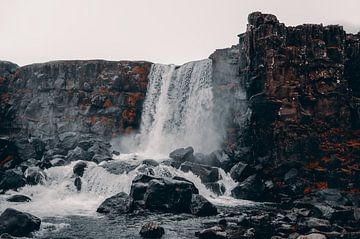 De Kracht van Öxarárfoss Waterval in IJsland van Inez Nina Aarts