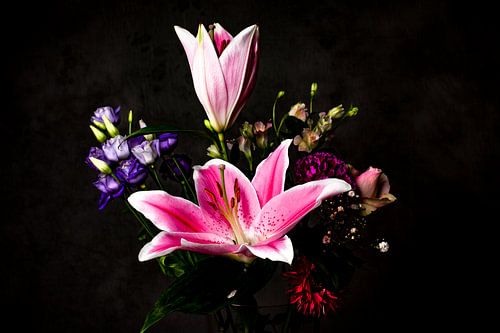 Bloemen tegen zwarte achtergrond