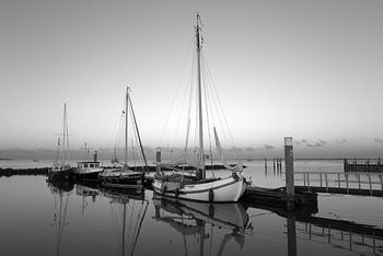Der Yachthafen von Schiermonnikoog in stimmungsvollem Schwarz-Weiß
