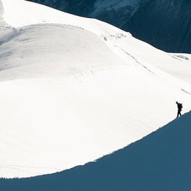 Alpinisten fahren eine Schneebrücke hinunter von John Faber