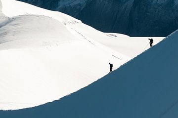 Alpinisten dalen een sneeuwbrug af