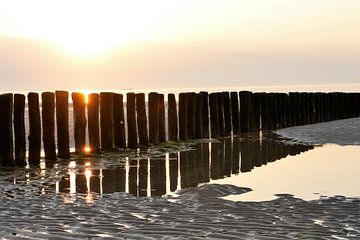 Reflectie Palen Breskens strand van Christel Smits