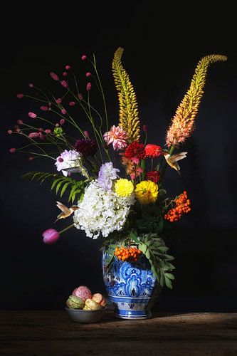 Stillleben mit Delfter Blau Vase und Kolibris . Vergangenheit trifft Gegenwart.