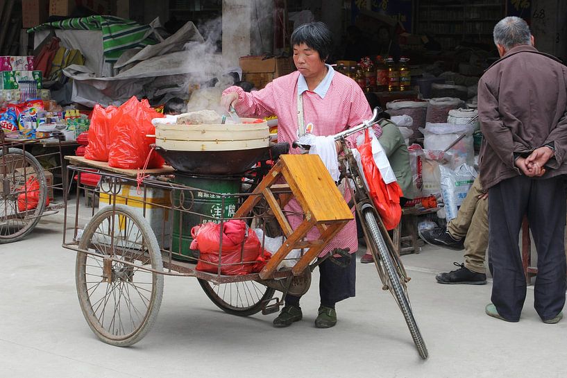 Koken op een bakfiets, China van Inge Hogenbijl