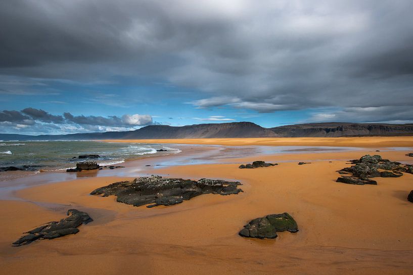 Raudisandur la plage rouge sans fin dans les fjords occidentaux par Gerry van Roosmalen