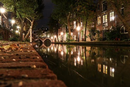 Sfeervol nachtbeeld van de Oudegracht ter hoogte van de Twijnstaat aan de Werf in het oude centrum v