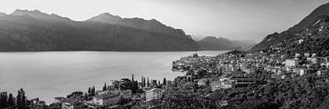 Lac de Garde près de Malcesine comme panorama XXL en noir et blanc sur Manfred Voss, Schwarz-weiss Fotografie