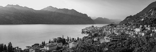 Gardameer bij Malcesine als XXL Panorama in zwart-wit