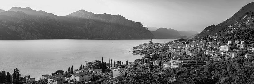 Gardasee bei Malcesine als XXL Panorama in schwarzweiss von Manfred Voss, Schwarz-weiss Fotografie