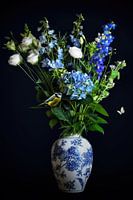 Stilleven bloemen in een Delfts blauwe vaas met pimpelmees