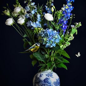 Nature morte avec des fleurs dans un vase bleu Delft et une mésange bleue sur Marjolein van Middelkoop