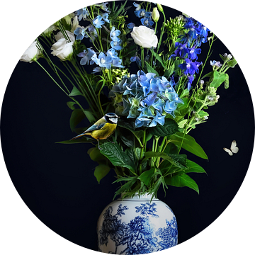 Stilleven bloemen in een Delfts blauwe vaas met pimpelmees van Marjolein van Middelkoop
