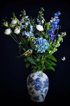 Stilleven bloemen in een Delfts blauwe vaas met pimpelmees van Marjolein van Middelkoop