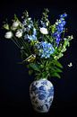 Nature morte avec des fleurs dans un vase bleu Delft et une mésange bleue par Marjolein van Middelkoop Aperçu