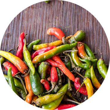 Kleurrijke pepers op een markt op Mauritius