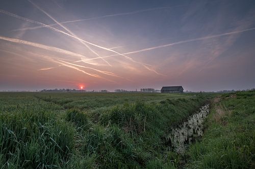 Schuur in weiland met zonsopkomst 03