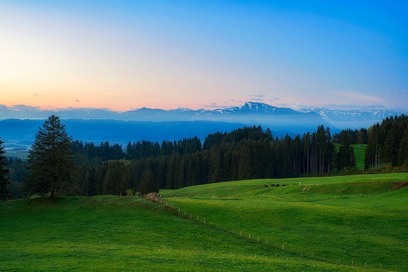 Dageraad in de uitlopers van de Allgäuer Alpen van Andreas Föll