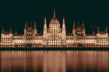 Budapest Parliament building in the dark by Sophia Eerden