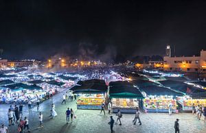 Plein Marrakesh in de avond (Marokko) van Marcel Kerdijk