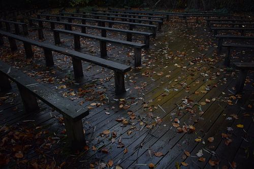 Houten bankjes in het Land van Ooit