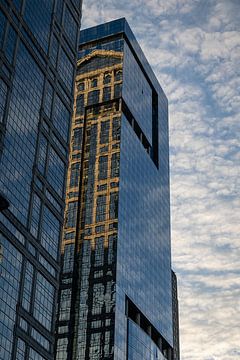 fraaie art deco gebouw reflectie in glazen wolkenkrabber in Chicago