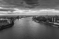 Rotterdam zonsondergang in zwartwit van Ilya Korzelius thumbnail