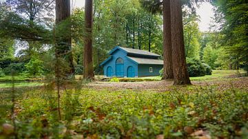 Blauw Koninklijk  boothuis in het bos van Fotografiecor .nl