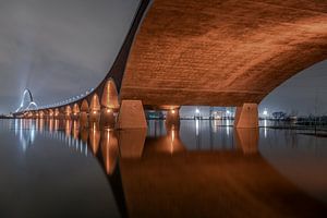 Brug over rivier met hoog water van Bob Janssen