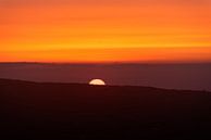 Zon achter de bergen in Portugal van Dayenne van Peperstraten thumbnail