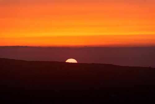 Sonne hinter den Bergen in Portugal