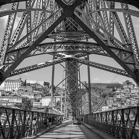 Brug Porto, Ponte Luís I (van 1886) over Douro in Porto Portugal van Sander Tempel