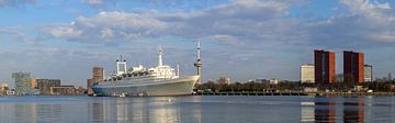 Klassiek oceaanstomer SS Rotterdam in de haven van Rotterdam
