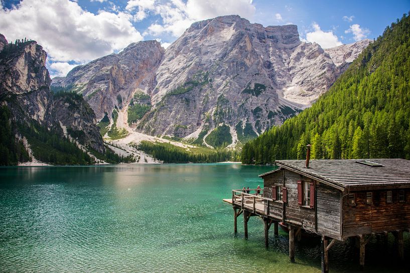 Hölzerne Hütte am See von Beeldspraak
