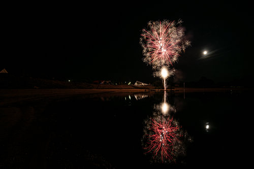 Feux d'artifice avec réflexion
